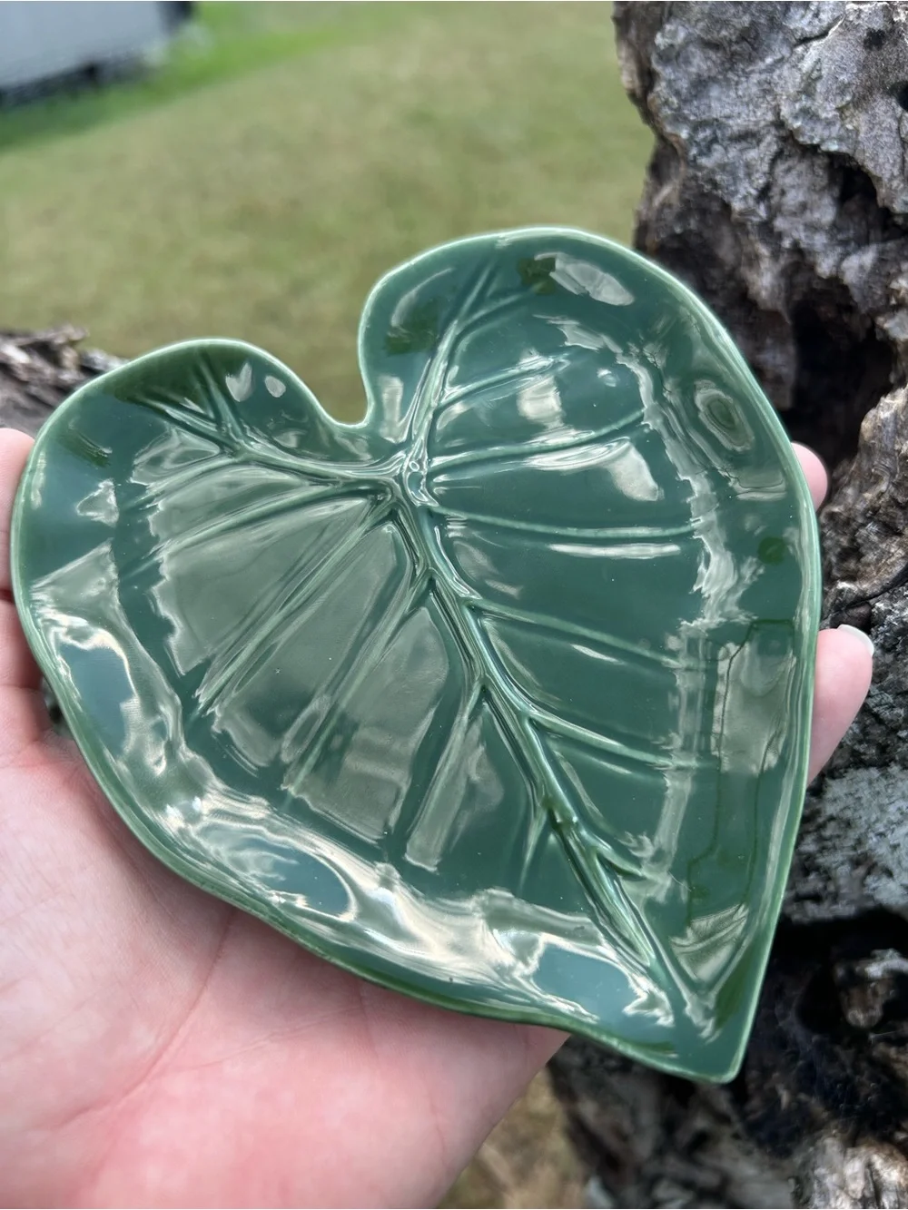 Glossy Green Leaf-Shaped Ceramic Spoon Rest Kitchen Decor